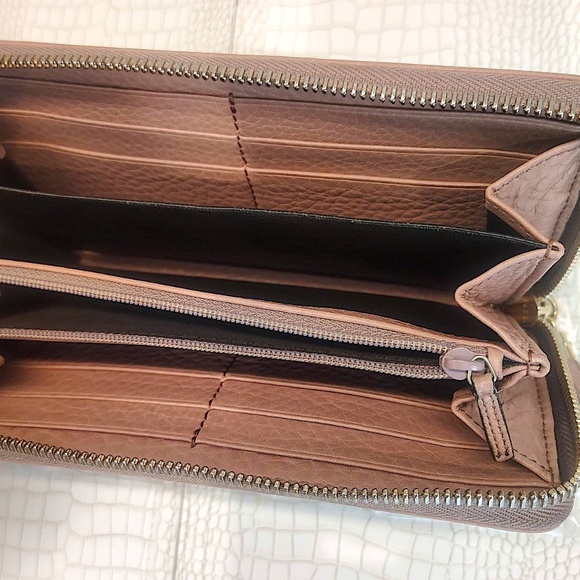 GUCCI Pink/Mauve Pebbled Leather SOHO Interlocking G Tassel Zip Around Wallet. - Picture 6 of 10